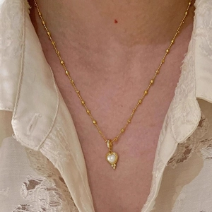 Elegante goldene Herz-Halskette mit Zirkon-Kreuz und weißer Muscheleinlage für Damen