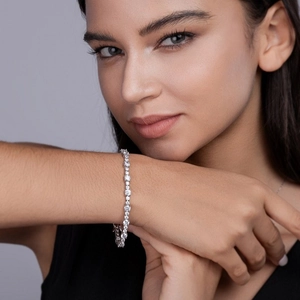 Classic silver S925 sterling silver tennis bracelet featuring sparkling moissanite stones