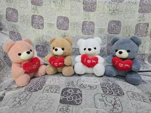 Cuatro ositos de peluche rosa, marrón, blanco y gris con corazones rojos I love you
