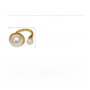 Detail view of irregular gold ring with pearl showing 2.5cm size and 7.2g weight specs