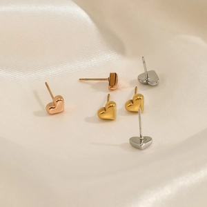 Trois paires de puces d'oreilles cœur minimalistes en or argent et or rose acier
