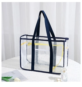 Detail der transparenten PVC-Tasche mit weißem Sternennetz und blauen Griffen