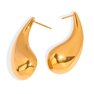 Orecchini a goccia geometrici in oro lucido con design minimalista a specchio