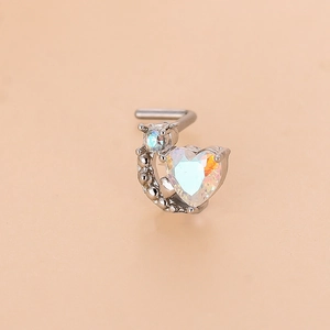 Dettaglio di un piercing naso a L in argento con zircone a cuore cangiante e base a luna