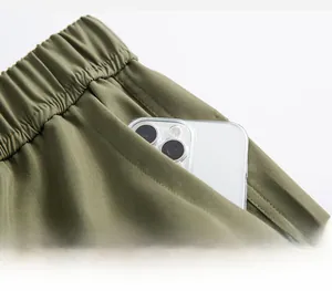 Detalle de pantalones cargo con cintura elástica y prácticos bolsillos laterales