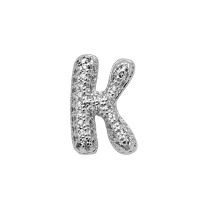 Detail van zilveren 'K' letter bedeltje met fonkelende zirkonia stenen in pavézetting