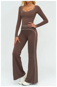 Détail de l'ensemble de yoga marron foncé avec des coutures blanches contrastées