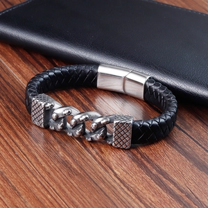 Bracelet tressé en cuir noir pour homme avec têtes de mort et fermoir magnétique
