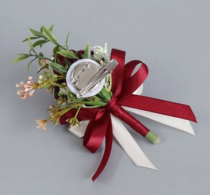 Double fixation avec épingle et clip en métal sur la boutonnière de rose artificielle