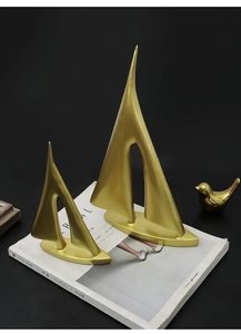 Abstrakte goldene Segelboot und Vogel Figuren Set für minimalistische Regaldekoration