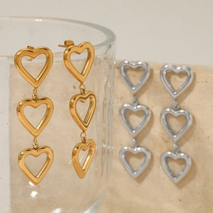 Boucles d'oreilles pendantes en acier 316L avec trois cœurs en finitions or et argent
