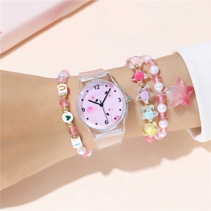 Dettaglio dell'orologio fenicottero rosa con cinturino trasparente e braccialetti