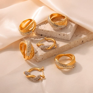 Titaniumstaal Goud Zilver Verguld Gedraaid Strass Sieradenset Voor Dames Pave Strass Ring En Oorbellen Sieradenset