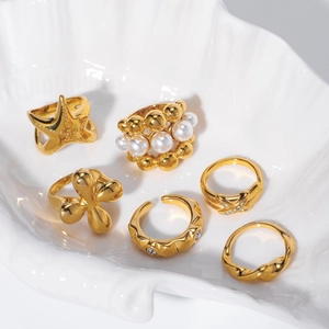 6-piece gold stainless steel ring set with starfish, pearls and zircons in shell tray