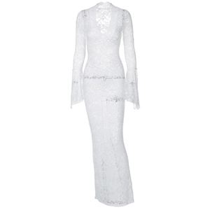 Détail de robe longue en dentelle blanche avec manches évasées et motifs floraux