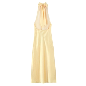 Robe longue en satin crème avec dos nu sexy et détail de nœud papillon au cou