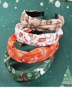 Detailansicht von vier festlichen Knotenstirnbändern mit Merry Christmas Weihnachtsmustern