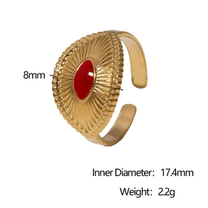 Détail de la bague en or 18k avec pierre rouge montrant la largeur 8mm et le poids 2,2g