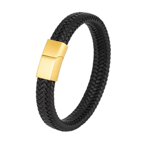 Nahaufnahme vom schwarzen Lederarmband mit goldenem Magnetverschluss aus Edelstahl