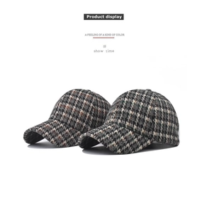 Détail de la casquette baseball en pied-de-poule épais avec tissu tweed vintage texturé