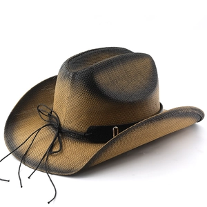 Détail d'un chapeau de cowboy en paille avec dégradé noir et ceinture décorative