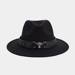 Détail d'un chapeau western avec ruban en cuir noir et emblème de tête de taureau