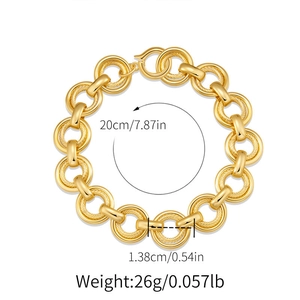 Detalle de pulsera de cadena gruesa bañada en oro de 18K con medidas exactas