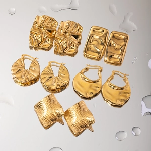 Orecchini in titanio placcati oro 18K con trama martellata effetto lava su specchio e acqua