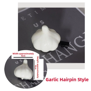 Detail view of the resin garlic-shaped hair clip showing dimensions of 4cm by 4cm
