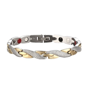 Bracelet magnétique bicolore argent et or avec maillons texturés sur fond blanc