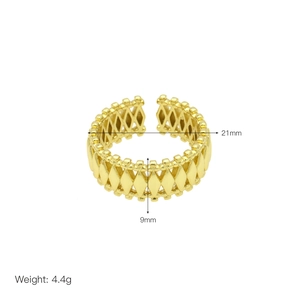 Detail shot of golden heart ring with beaded edges, 9mm width and 4.4g weight specs