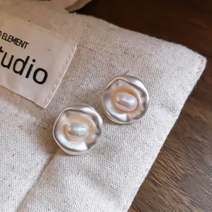Orecchini di lusso in argento con metallo irregolare e perle d'acqua dolce stile francese