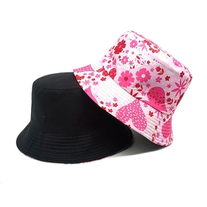 Bob réversible noir et rose avec motif de cœur floral pour la protection solaire extérieure
