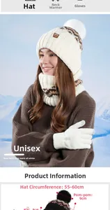 Détails d'un ensemble de bonnet, écharpe et gants en tricot crème avec logo montagne
