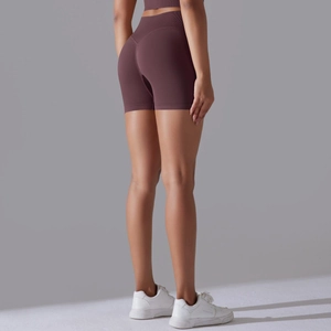 Gros plan sur le short de yoga sans couture taille haute avec contouring et texture rouge