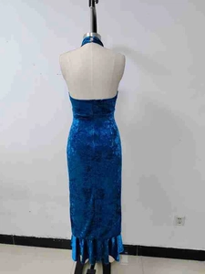 Dettaglio del vestito in velluto blu scuro scollato sulla schiena con orlo a sirena