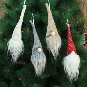 Set di 4 gnomi natalizi luminosi appesi a un ramo verde di un albero di Natale