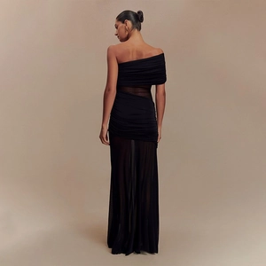 Détail du plissage élégant et de l'empiècement en mesh transparent sur une robe noire chic