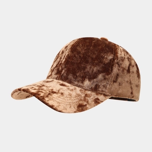Gros plan d'une casquette en velours marron montrant la texture douce et les coutures