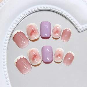 Taro-Creme Kunstnägel-Set mit French Tips, Punkten und Lavendel-Hochglanz-Finish