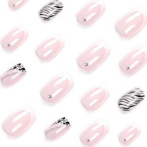 Faux ongles French avec rayures zébrées, fini rose et détails pailletés