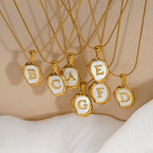 Collier en titane plaqué or 18K avec pendentifs lettres en nacre et chaîne serpent
