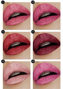 Primo piano di sei tonalità di rossetto liquido opaco e perlato numerate da 01 a 06