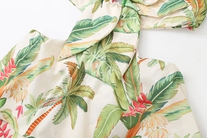 Détail de la robe longue sans manches avec imprimé floral tropical et épaule nouée