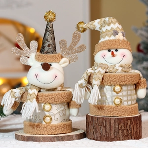 Dettaglio dei barattoli di caramelle renna e pupazzo di neve con ricami e paillettes