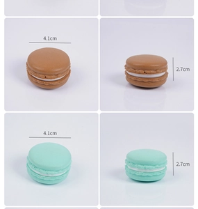 Detailansicht der PU-Squishy-Makronen in Minzgrün und Braun mit klaren Größenangaben