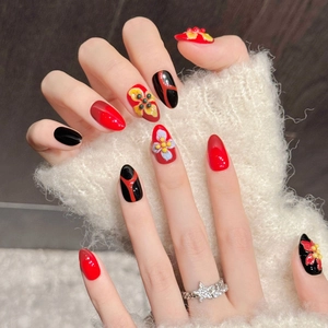 Faux ongles amande rouges et noirs avec fleurs 3D peintes à la main et élégants