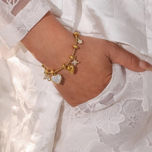 Bracelet chaîne en acier inoxydable doré avec breloques étoile, cœur et lune sur poignet