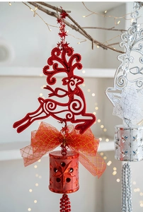 Dettaglio decoro renna rossa con fiocco a rete e campanella a stella per Natale