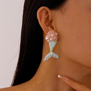 Orecchini a coda di sirena in resina con perle finte rosa e grappolo di fiori di cristallo